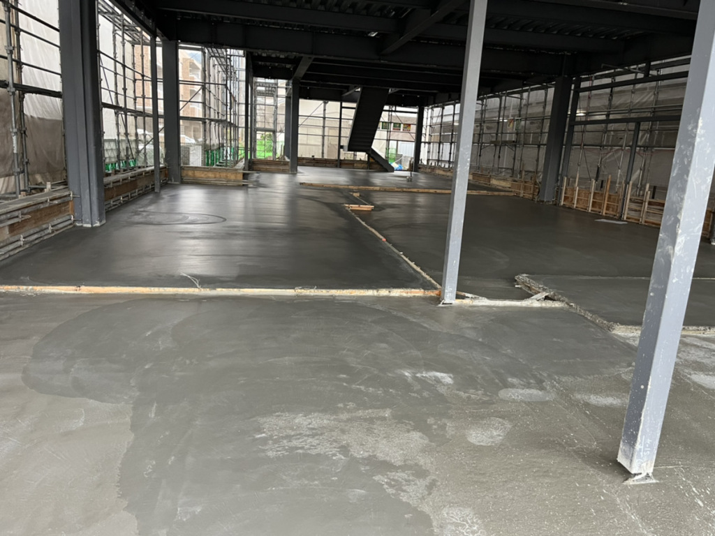 「広島市信用組合府中支店新築工事」１階スラブコンクリート打設完了です<
