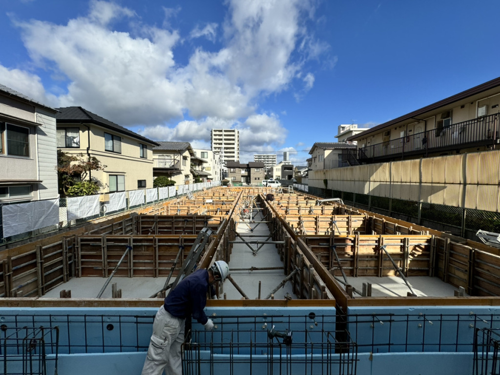 「グループホームなでしこ隅の浜　新築工事」立ち上がり型枠組状況です<