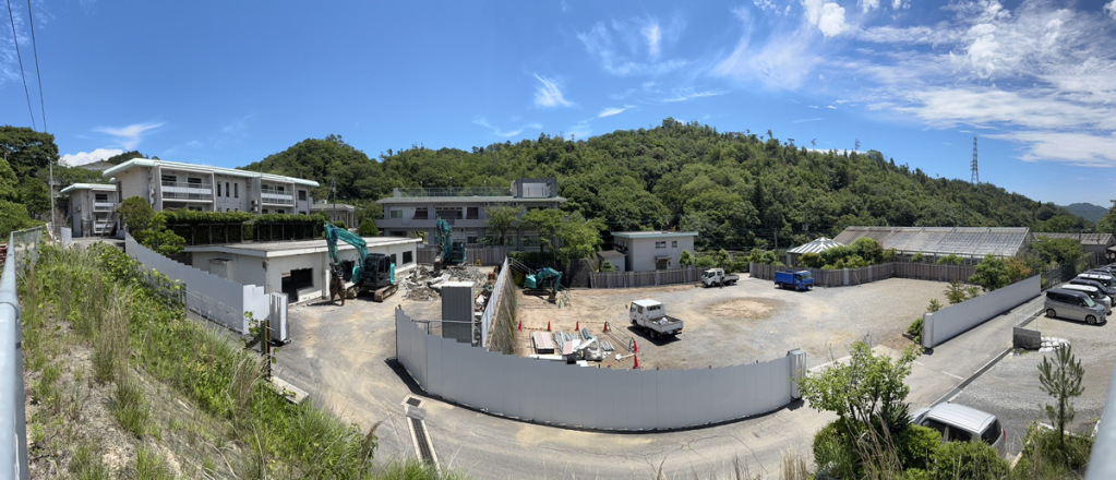 「社会福祉法人 順源会 見真学園　成人男性寮　増築工事」仮囲い・作業棟解体状況です<
