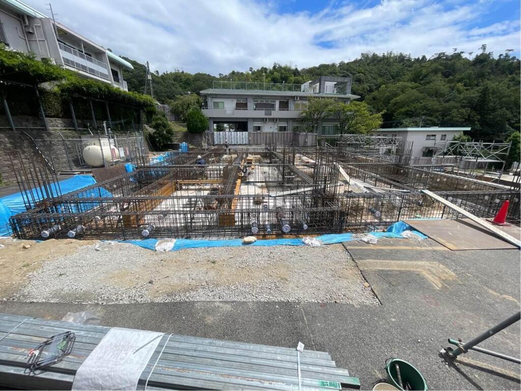 「社会福祉法人 順源会 見真学園　成人男性寮　増築工事」上段・下段同時進行、チームワークで進む基礎工事<