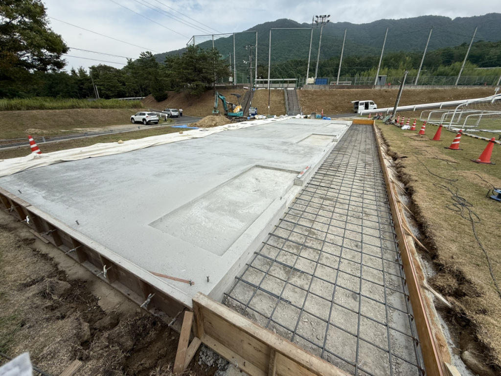 「広島文化学園大学　郷原キャンパス　学生更衣室新築工事」ポーチ配筋状況です<