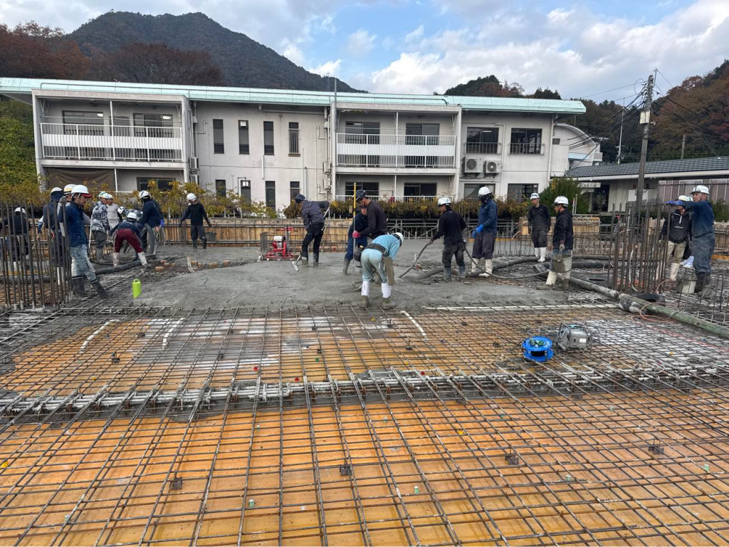 「社会福祉法人 順源会 見真学園　成人男性寮　増築工事」 R階梁配筋作業中！冷え込みに負けず進行中です！