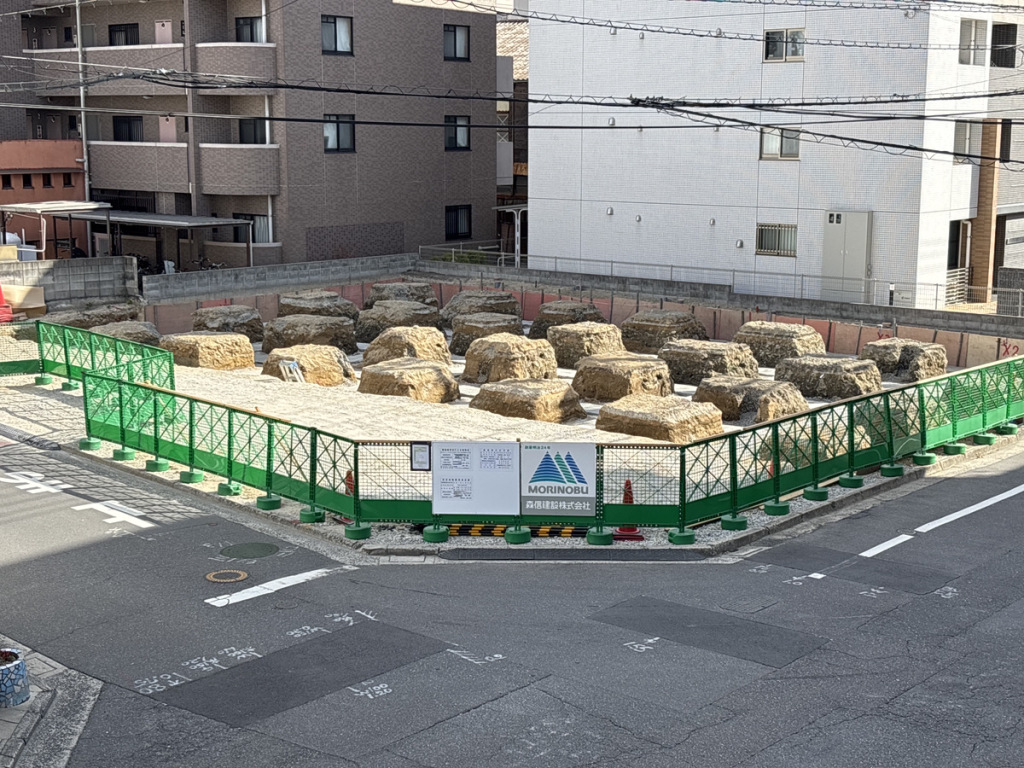 「データコーポレーション新社屋新築工事」基礎掘削完了、捨てコン打設完了、基礎墨出し状況です