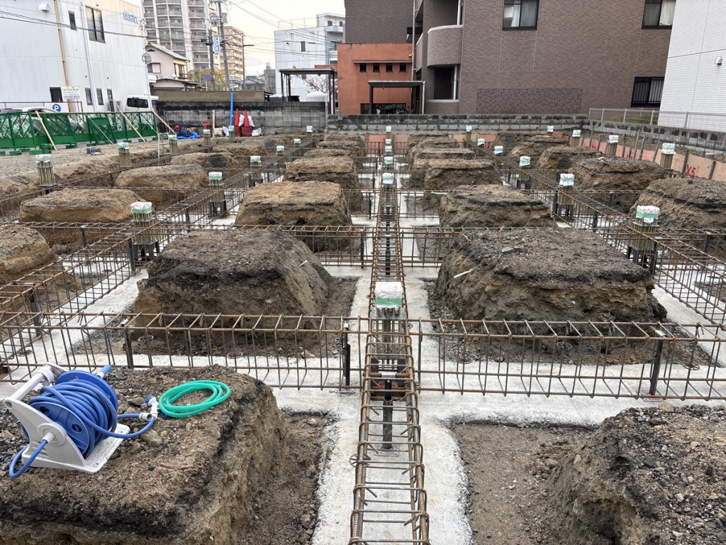 「データコーポレーション新社屋新築工事」基礎地中梁鉄筋組立状況です