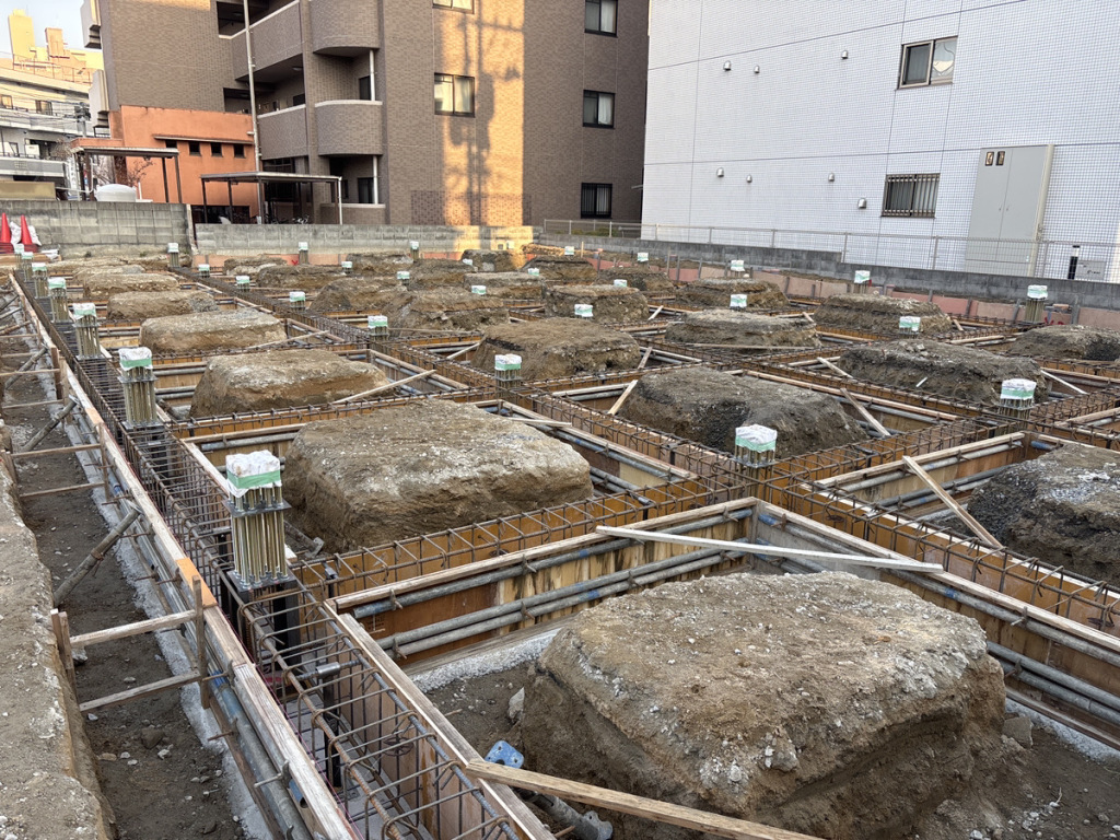 「データコーポレーション新社屋新築工事」基礎地中梁型枠組状況です