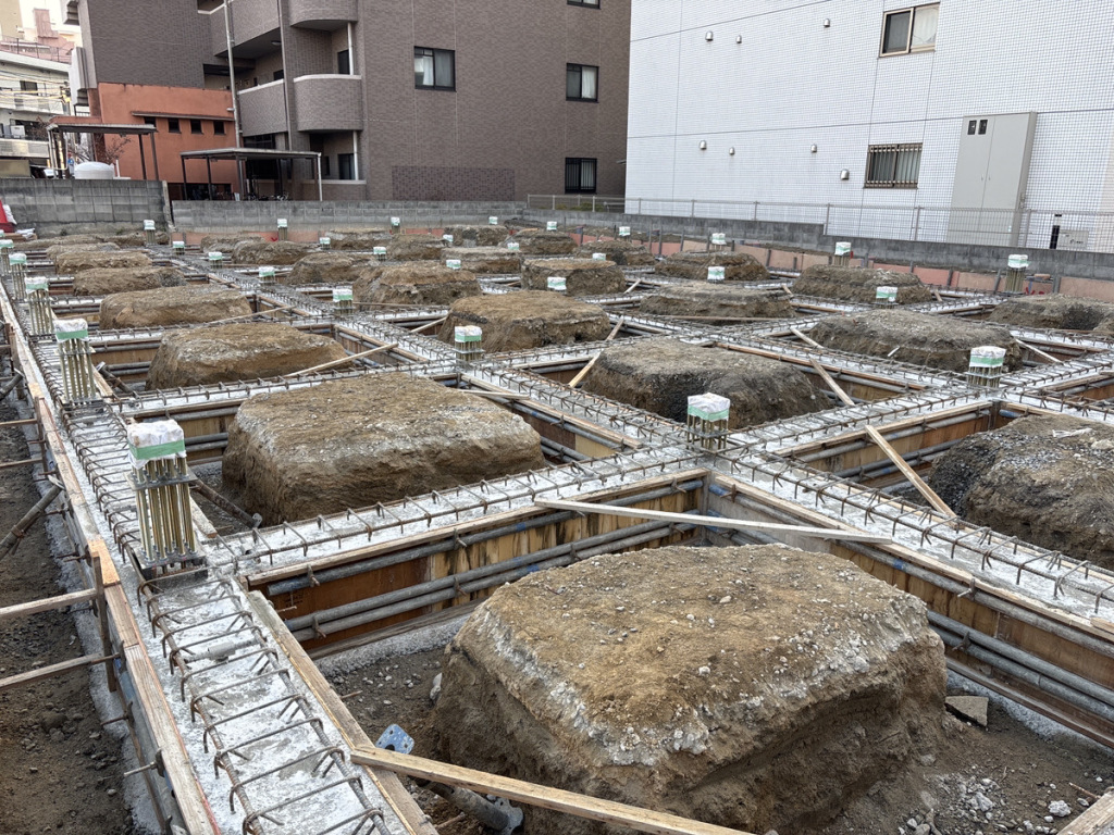 「データコーポレーション新社屋新築工事」基礎地中梁生コン打設状況です