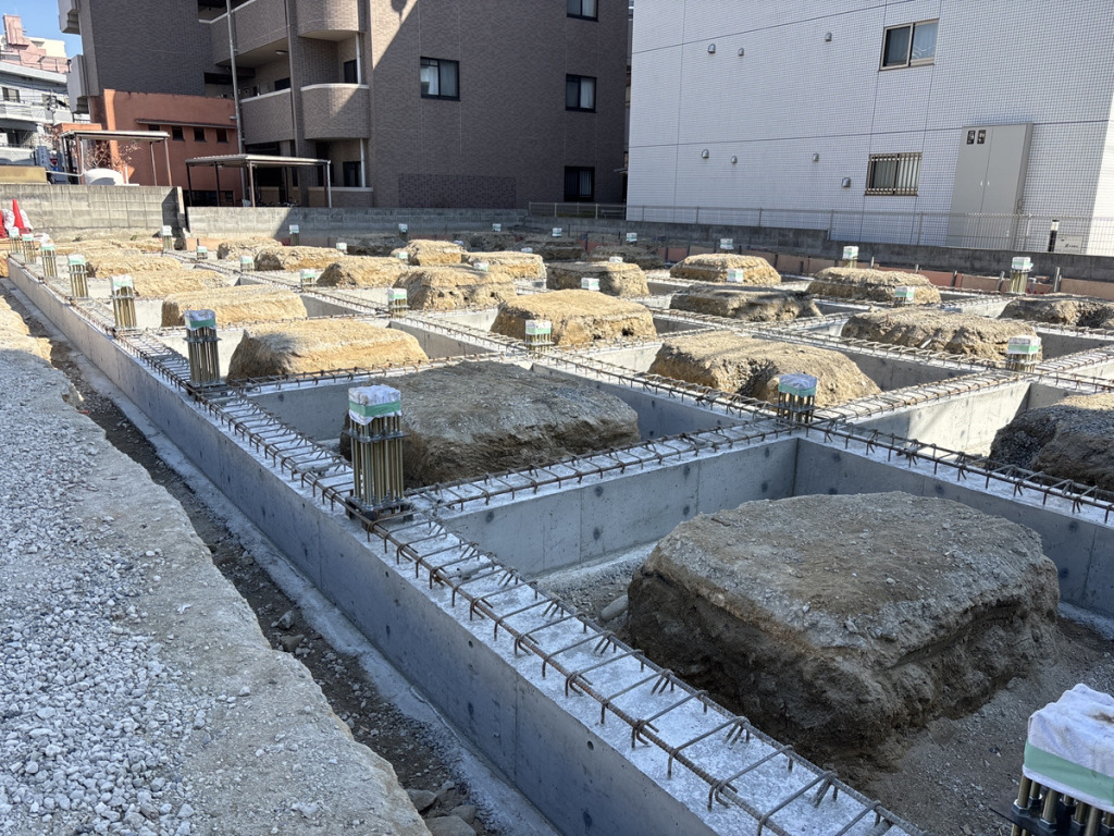 「データコーポレーション新社屋新築工事」基礎地中梁型枠解体引上げ状況です